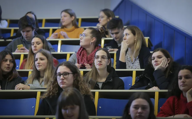 Več kot devet odstotkov študentov ima stalno prebivališče v tujini. FOTO: Jože Suhadolnik/Delo