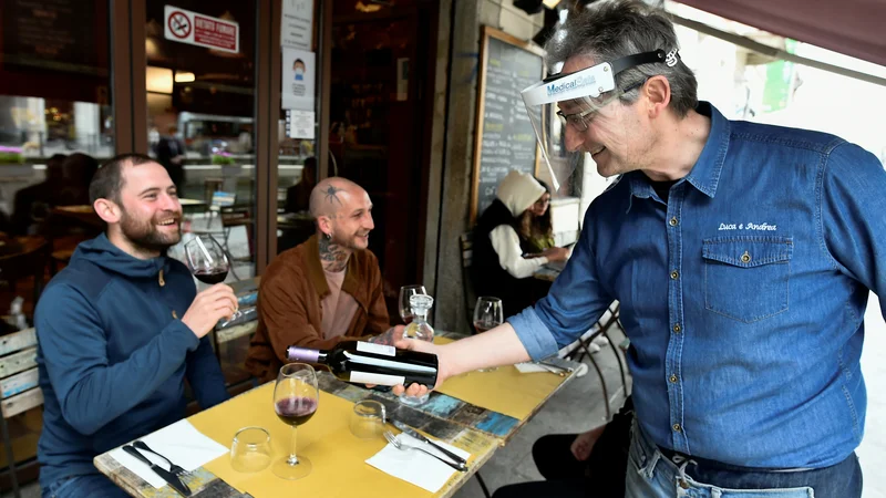 Fotografija: Evropska komisija predlaga, naj za povsem cepljene in tiste, ki so covid preboleli, ne veljajo ukrepi testiranja in karantene ter naj test PCR enotno velja 72 ur. FOTO: Flavio Lo Scalzo/Reuters