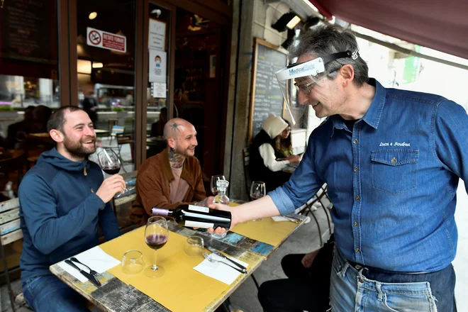 Evropska komisija predlaga, naj za povsem cepljene in tiste, ki so covid preboleli, ne veljajo ukrepi testiranja in karantene ter naj test PCR enotno velja 72 ur. FOTO: Flavio Lo Scalzo/Reuters