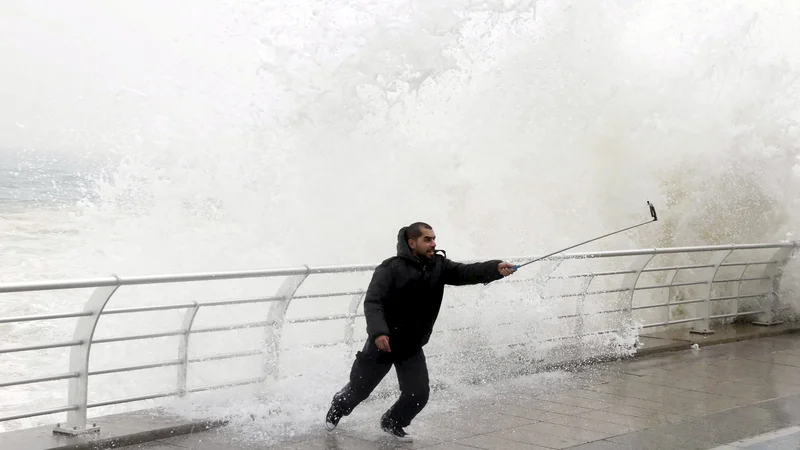 Fotografija: Za razvoj narcistične motnje je zelo pomembna genetska komponenta, zato družbena omrežja ne naredijo narcisa, ampak mu pomagajo, da se pokaže. Foto Mohamed Azakir/Reuters