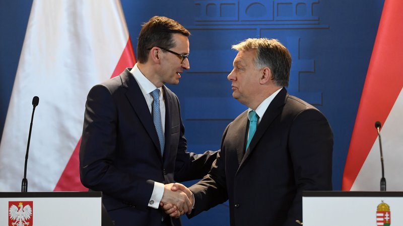 Fotografija: Najbolj očitni tarči novega režima pogojevanja izplačil sta Madžarska in Poljska; na fotografiji Viktor Orbán (desno) in Mateusz Morawiecki. FOTO Attila Kisbenedek/AFP