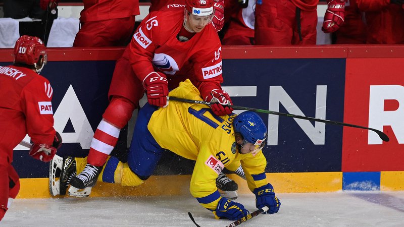 Fotografija: Švedi so se po porazu z Rusi znašli na tleh. FOTO: Gints Ivuskans/AFP