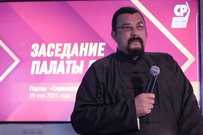 Na kongresu provladne stranke Pravična Rusija je njen novi član Steven Seagal &shy;predlagal zakon o zapornih kaznih za ekološke zlikovce. FOTO: Reuters