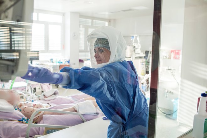Bolnik na covidnem oddelku potrebuje okoli 15 litrov medicinskega kisika na minuto, pri največjih pretokih v intenzivni enoti pa tudi 50 litrov na minuto.<br />
Foto UKC Ljubljana/Matej Povše