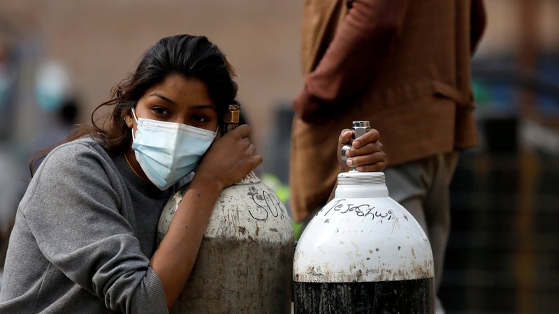 Fotografija: Minuli teden je v kar 19 državah po svetu primanjkovalo medicinskega kisika. Najbolj v Nepalu (prizor na fotografiji), Iranu in Južni Afriki. Foto Navesh Chitrakar/Reuters