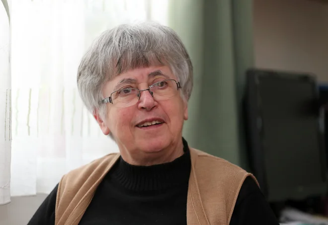 &raquo;Veliko lepše bi bilo, če bi normalno tekala okrog, vendar če ne gre, lahko zelo normalno živiš tudi z vozičkom. Pomembno je, kako si stvari organiziraš, če pa se samo pritožuješ, ti to ne pomaga,&laquo; pravi Metka Klevišar. FOTO: Dejan Javornik/Delo