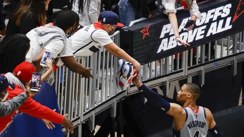 Fotografija: Russell Westbrook (desno) je imel uspešen večer v ligi NBA. FOTO: Tim Nwachukwu/AFP