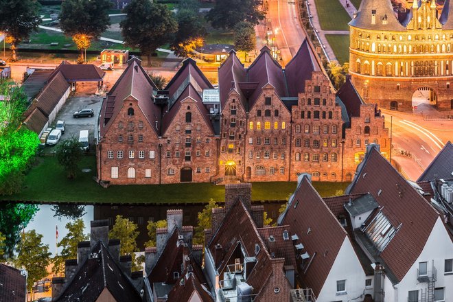 Staro mestno jedro hanzeatskega mesta Lübeck ob reki Trave, pot opečne gotike. FOTO: Nemška turistična organizacija/Anibal Trejo