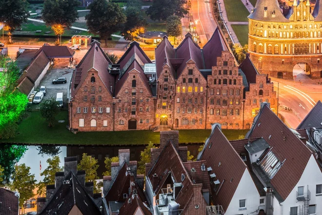 Staro mestno jedro hanzeatskega mesta Lübeck ob reki Trave, pot opečne gotike. FOTO: Nemška turistična organizacija/Anibal Trejo
