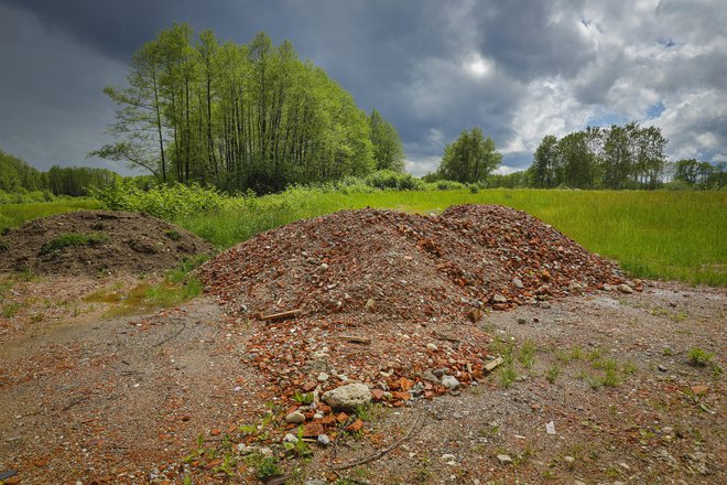 Nezakonita odlagališča gradbenega materiala v Rakovi Jelši. FOTO: Jože Suhadolnik/Delo