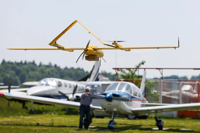 Inovacijski projekt z brezpilotnimi letalniki, je ena od novih poslovnih priložnosti, razlagajo na Pošti Slovenije. FOTO: Pošta Slovenije