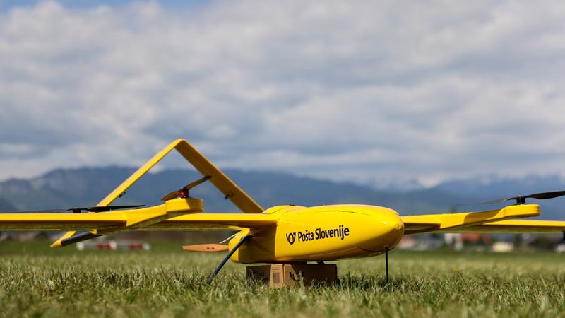 Fotografija: Nosilnost drona Pošte Slovenije je 2 kilograma, z enim polnjenjem pa lahko leti do 100 kilometrov. FOTO: Pošta Slovenije