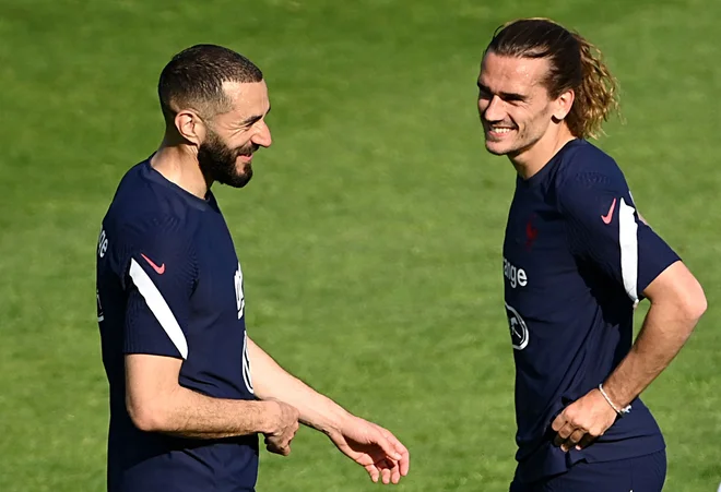 Antoine Griezmann (desno, levo Karim Benzema) se ta čas že pripravlja s francosko reprezentanco na euro 2020. FOTO: Franck Fife/AFP