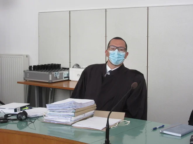 Pooblaščenec tožnic Tomaž Bajec je prepričan, da bi sodišče moralo zavrniti dokaze, ki jih je predlagal zagovornik Janeza Janše, saj da nimajo nobene zveze z obravnavanim primerom. FOTO: Špela Kuralt/Delo