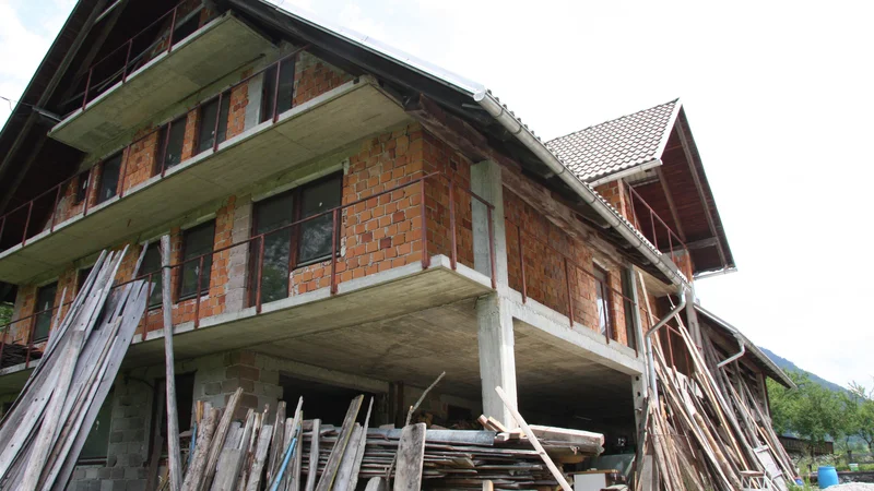 Fotografija: Za objekte, ki so bili pred letom 1998 zgrajeni z gradbenim dovoljenjem, bo mogoče poslej pridobiti le uporabno dovoljenje. FOTO: Špela Ankele