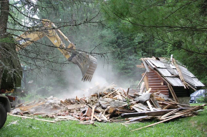 Po novem bo sodišče pred odstranitvijo nezakonitega objekta, ki posamezniku predstavlja dom, lahko presodilo o posegu v pravico do spoštovanja doma. FOTO: Boštjan Fon