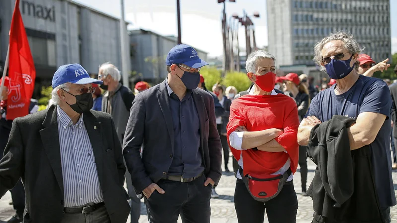 Fotografija: Pred državnim zborom so danes protestirali tudi sindikati. FOTO: Blaž Samec/Delo