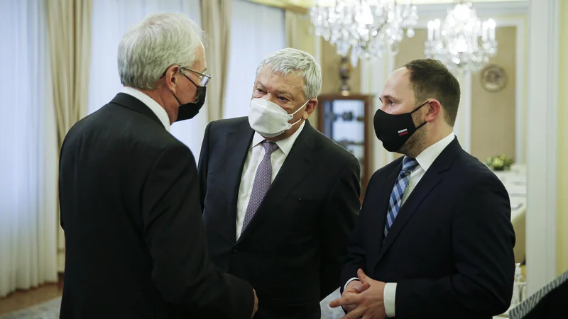 Fotografija: Predsednik uprave banke OTP Sandor Csanyi (v sredini) je decembra lani tudi z ministrom za infrastrukturo Jernejem Vrtovcem (desno) podpisal memorandum za gradnjo Emonike.
FOTO: Jože Suhadolnik/Delo