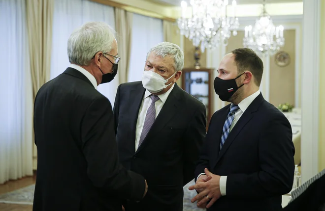 Predsednik uprave banke OTP Sandor Csanyi (v sredini) je decembra lani tudi z ministrom za infrastrukturo Jernejem Vrtovcem (desno) podpisal memorandum za gradnjo Emonike.<br />
FOTO: Jože Suhadolnik/Delo<br />
