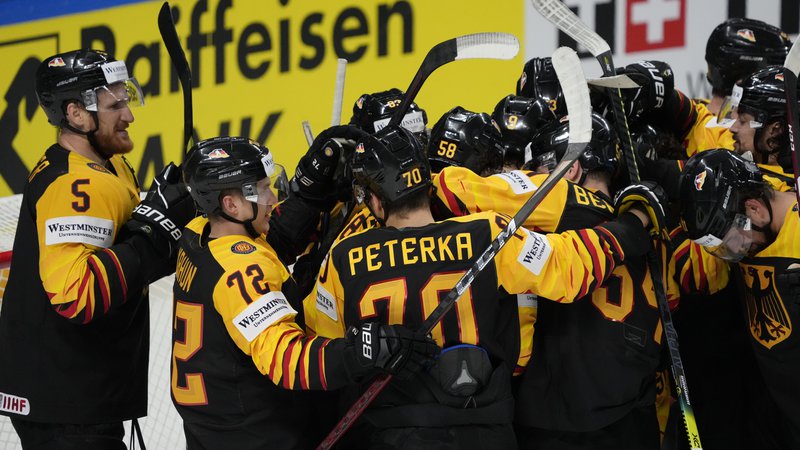 Fotografija: Nemški hokejisti so se takole veselili zmage nad Latvijci. FOTO: Vasily Fedosenko/Reuters