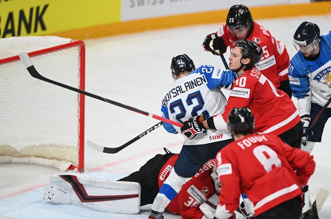 Arttu Ruotsalainen (s št. 22) je bil med najzaslužnejšimi za zmago Fincev nad Kanadčani. FOTO: Gints Ivuskans/AFP