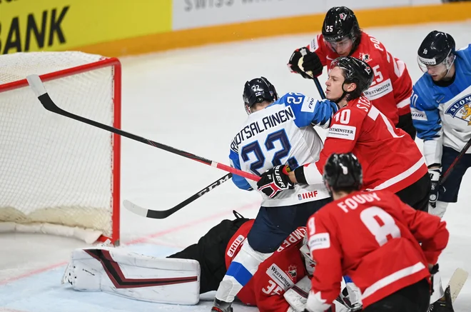 Arttu Ruotsalainen (s št. 22) je bil med najzaslužnejšimi za zmago Fincev nad Kanadčani. FOTO: Gints Ivuskans/AFP