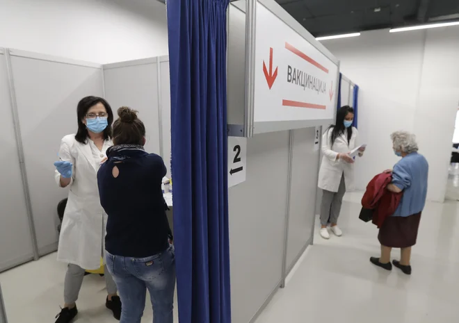 Med splošnim prebivalstvom je največ cepljenih v velikih mestih, poleg Beograda še v Novem Sadu in Nišu. V samem središču Beograda, v Starem gradu, je dobilo vsaj prvi odmerek že skoraj 70 odstotkov prebivalcev.<br />
Foto Blic