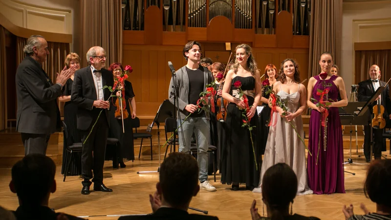 Fotografija: Nastop z madžarskim Komornim orkestrom Mendelssohn (2019); z leve Tomaž Bole, dirigent Péter Kováts; solisti Rok Zaletel Černoš, Eva Dolinšek, Leto Križanič Žorž in Dorotea Senica. FOTO: Katja Kodba