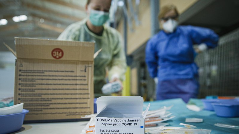Fotografija: Danes bo znano, s katerim cepivom bo Madžarska priskočila na pomoč Sloveniji. FOTO: Jože Suhadolnik/Delo