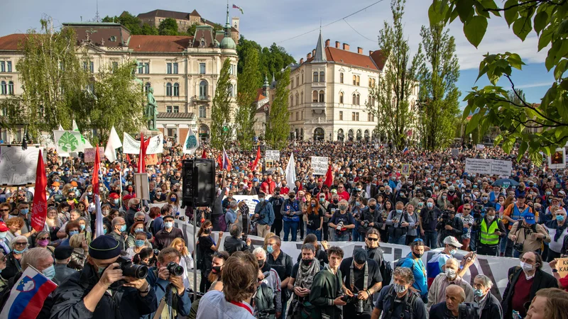 Fotografija: Prepoved zbiranja je dvignila veliko prahu, ustavno sodišče pa je odločilo, da člen zakona, ki je vladi omogočal takšno sprejetje, ni ustaven. FOTO: Voranc Vogel/Delo