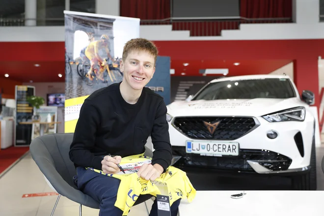 Kolesar Tadej Pogačar je letos prejel tudi avto Cupra od podjetja Avto Cerar Kamnik. Avto mu je predal direktor podjetja Igor Jeretina. FOTO: Leon Vidic/Delo