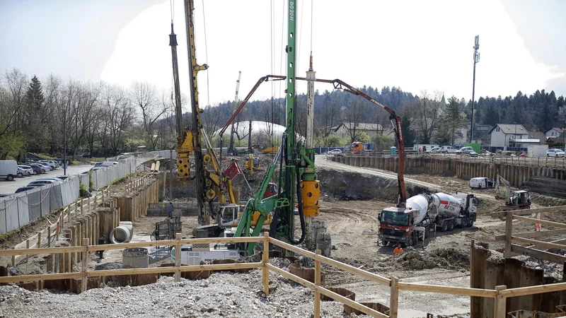 Fotografija: Cene materialov se dvigujejo od lanske jeseni, kar vpliva tudi na cene gradbenih storitev. FOTO: Blaž Samec/Delo