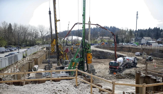 Cene materialov se dvigujejo od lanske jeseni, kar vpliva tudi na cene gradbenih storitev. FOTO: Blaž Samec/Delo