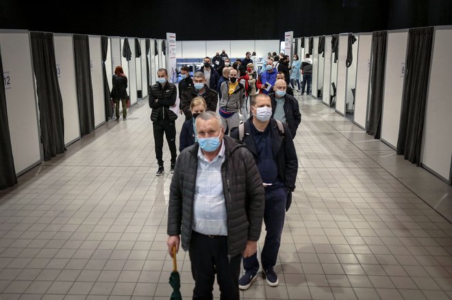 Zgolj 44 odstotkov vprašanih v EU in v Sloveniji je zadovoljnih s stopnjo solidarnosti med državami članicami v boju proti pandemiji. FOTO: Oliver Bunic/AFP