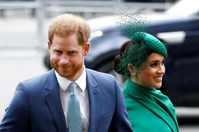 Princ Harry z ženo Meghan v Westminstrski opatiji marca lani, ko sta končala kraljeve obveznosti. FOTO: Henry Nicholls/ Reuters