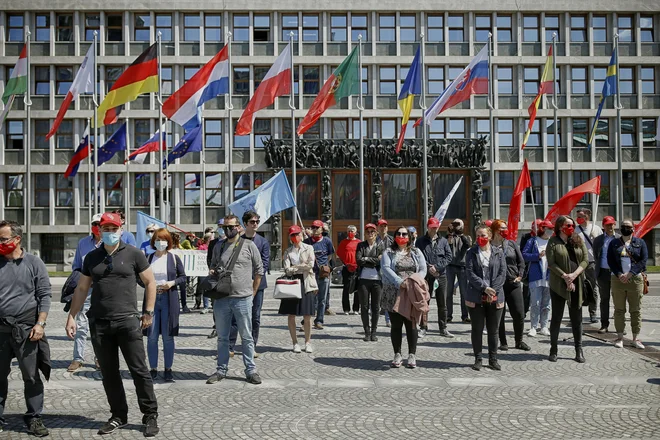 Včerajšnji protest sindikatov pred poslopjem parlamenta. FOTO: Blaž Samec/Delo