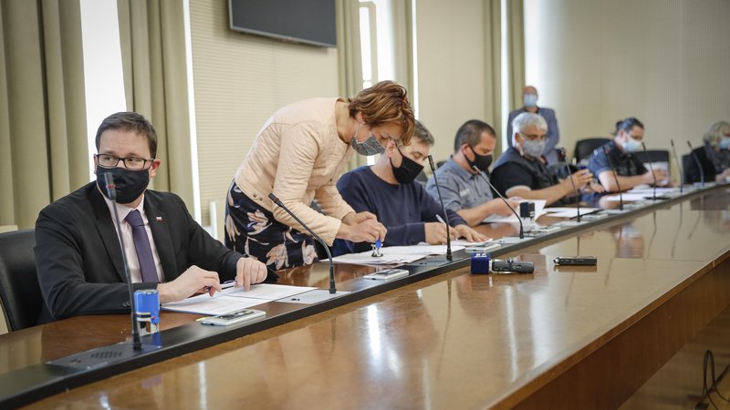 Fotografija: Podpis sporazuma med vlado in sindikati, 28. maja 2021. FOTO: Jože Suhadolnik/Delo