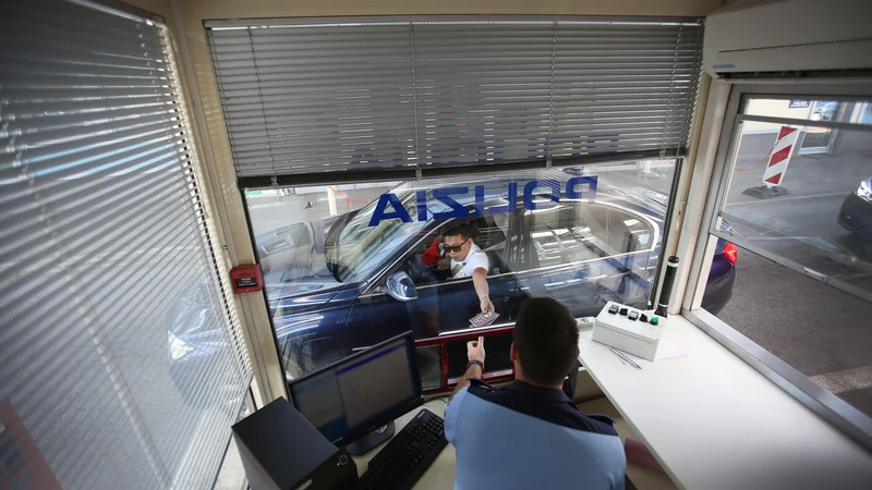 Fotografija: Za vstop v Slovenijo bo poleg negativnega testa PCR spet veljal tudi hitri test. FOTO: Leon Vidic/Delo