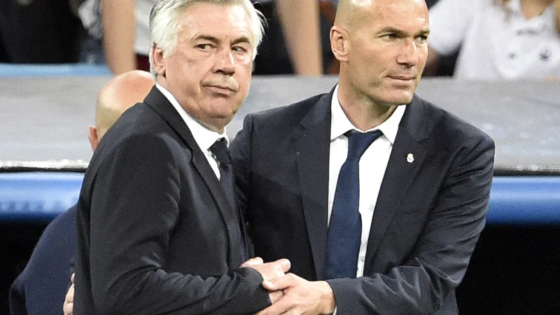 Fotografija: Po tem, ko se je kalil v njegovi senci, je Zidane (desno) prevzel vajeti pri Realu iz rok Ancelottija (levo), čigar Bayern je odmevno izločil v četrtfinalu lige prvakov leta 2017. FOTO: Gerard Julien/AFP