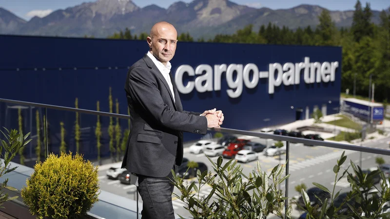 Fotografija: Direktor podjetja cargo-partner Viktor Kastelic si zasluge za uspešno poslovno leto deli z odgovornim, inovativnim in zavzetim kolektivom. FOTO: Leon Vidic/Delo