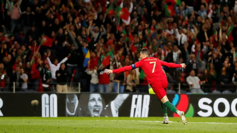 Fotografija: Cristiano Ronaldo je zabil svoja prva gola na EP leta 2004, proti Grčiji v skupinskem delu (1:2) in v polfinalu proti Nizozemski (2:1).
FOTO: Susana Vera/Reuters