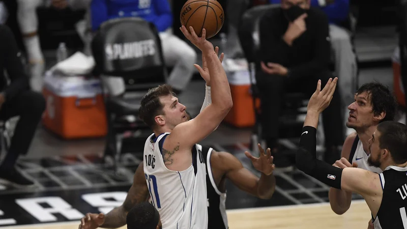 Fotografija: Dončić je v Staples Centru prikazal novo izjemno predstavo. FOTO: Kevork Djansezian/AFP