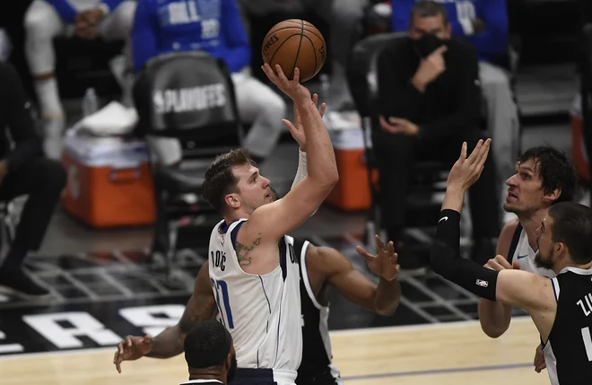 Dončić je v Staples Centru prikazal novo izjemno predstavo. FOTO: Kevork Djansezian/AFP