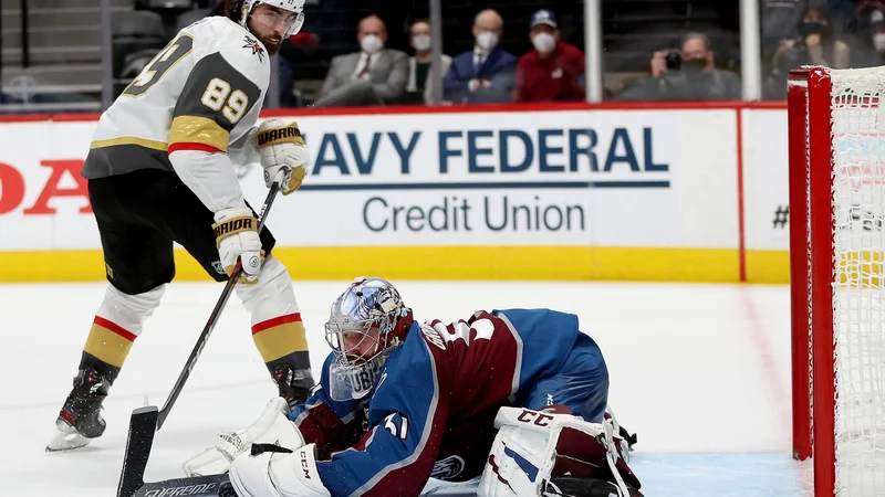 Fotografija: Vratar Philipp Grubauer ustavlja Alexa Tucha v Denverju. FOTO: Matthew Stockman/AFP