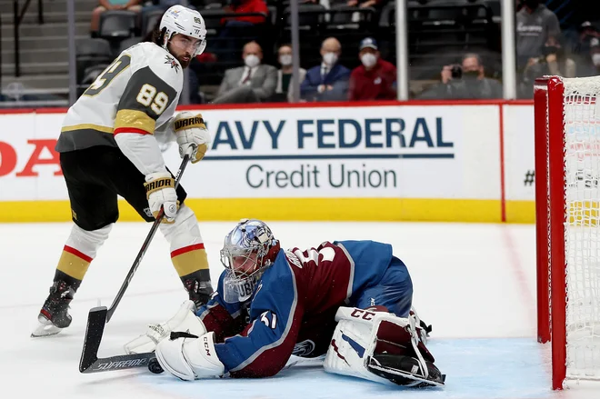Vratar Philipp Grubauer ustavlja Alexa Tucha v Denverju. FOTO: Matthew Stockman/AFP
