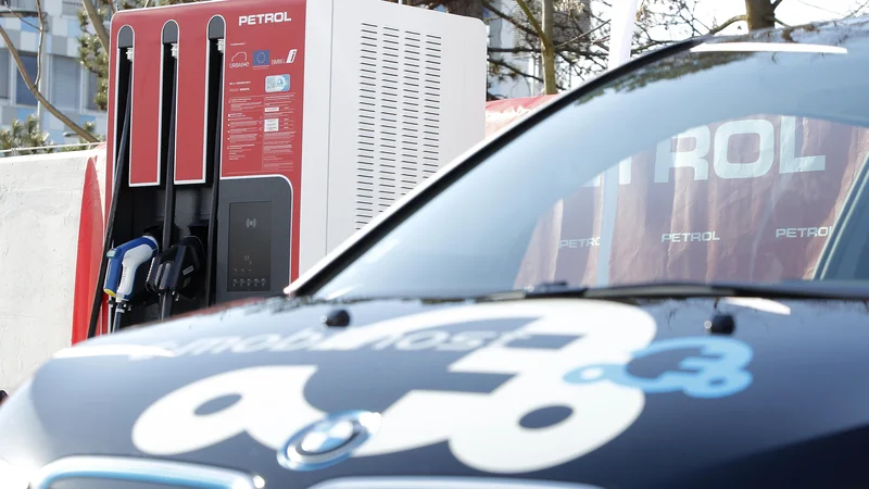 Podjetje mora ob elektrifikaciji voznega parka poskrbeti tudi za polnjenje vozil. FOTO: Mavric Pivk/Delo