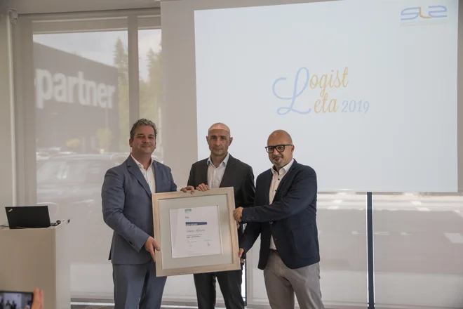 Direktor podjetja cargo-partner Viktor Kastelic je prejel plaketo za naziv logist leta za dosežke v letu 2019. Z leve: Igor Žula, predsednik Slovenskega logističnega združenja, Viktor Kastelic in profesor na Fakulteti za logistiko dr. Igor Jakomin. FOTO: Arhiv cargo-partner