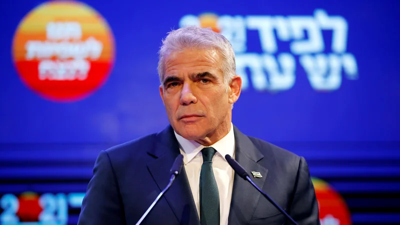 Fotografija: Sredinskemu politiku Jairu Lapidu je uspelo sestaviti novo vladno koalicijo. FOTO: Amir Cohen/Reuters