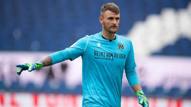 Vratar Hannoverja Martin Hansen pri košenju trave ni bil pazljiv. FOTO: AFP