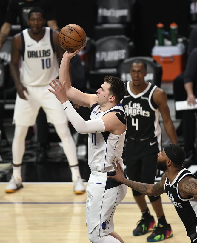 Luka Dončić je bil kljub 42 točkam znova precej kritičen do svojega meta. FOTO: Kevork Djansezian/AFP